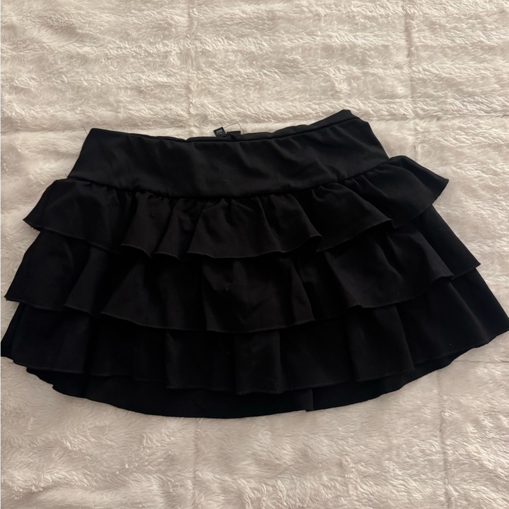 Black Windsor ruffle mini skirt size L with built in shorts. Brand new w/tags